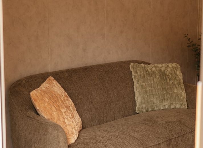 Geniessen Sie die Ruhe auf der Veranda von Huisje in Bergeijk, einem Ferienhaus in der gruenen Umgebung von Kempen in Nordbrabant.