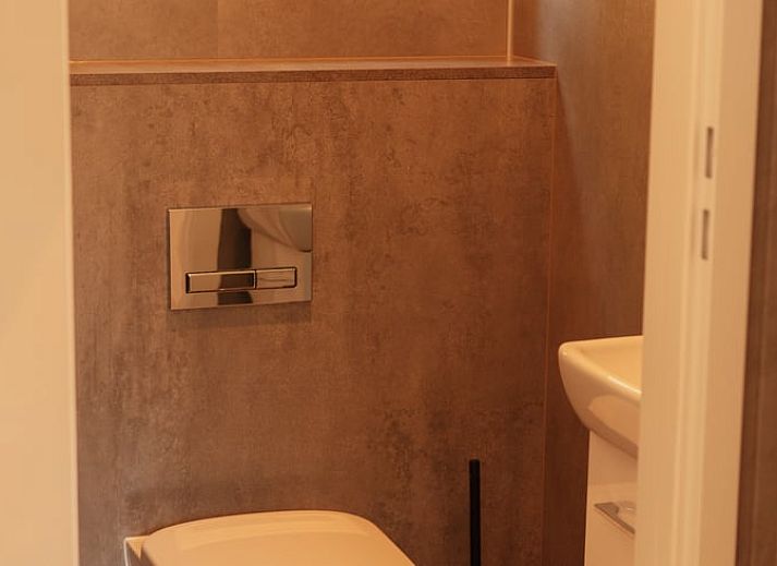 Geniessen Sie die Ruhe auf der Veranda von Huisje in Bergeijk, einem Ferienhaus in der gruenen Umgebung von Kempen in Nordbrabant.