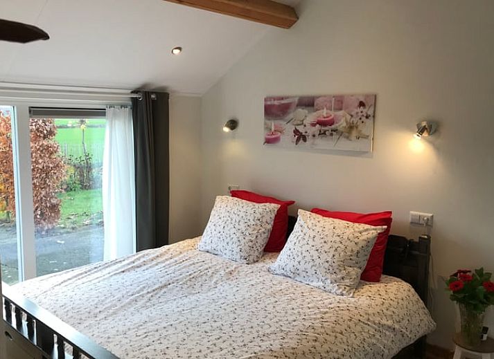 Moderne keuken in Huisje in Baarle-Nassau, vakantiewoning in Kempen, met uitzicht op de groene velden.