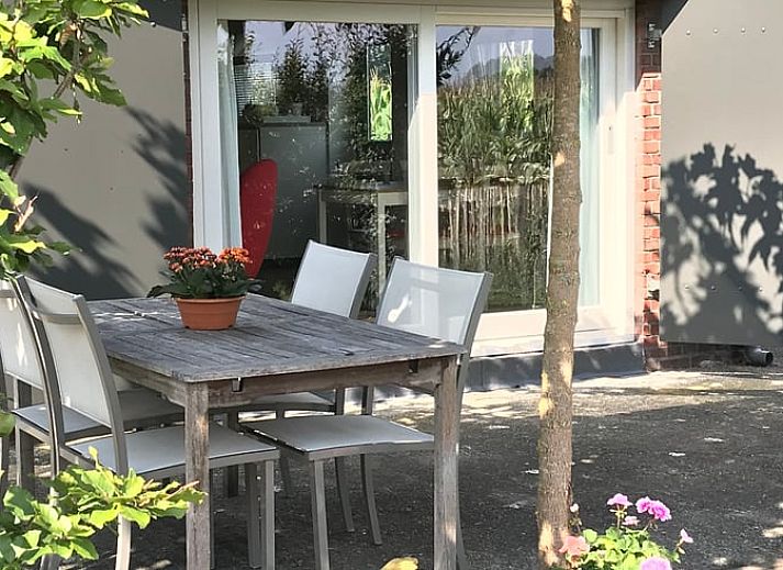 Moderne keuken in Huisje in Baarle-Nassau, vakantiewoning in Kempen, met uitzicht op de groene velden.