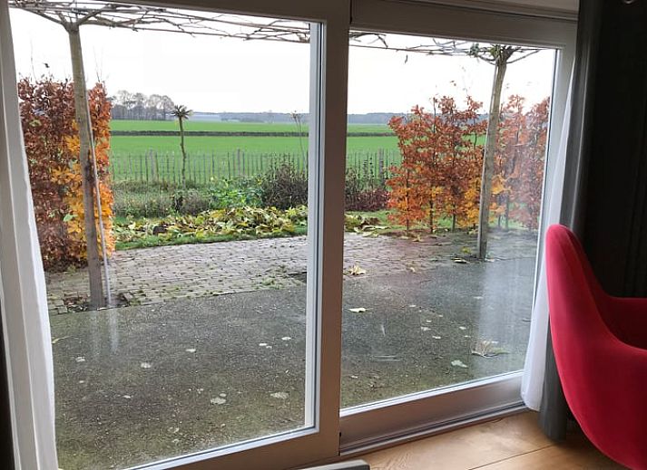 Moderne keuken in Huisje in Baarle-Nassau, vakantiewoning in Kempen, met uitzicht op de groene velden.