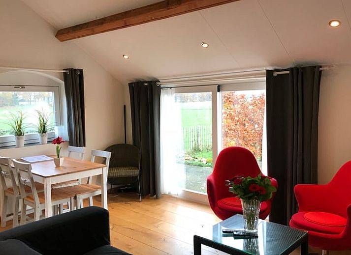 Moderne keuken in Huisje in Baarle-Nassau, vakantiewoning in Kempen, met uitzicht op de groene velden.