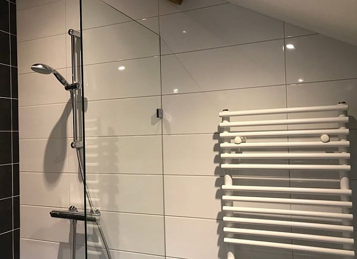 Keukenraam met uitzicht op groene velden bij Huisje in Baarle-Nassau, vakantiewoning in Kempen.