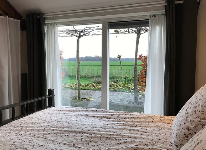 Keukenraam met uitzicht op groene velden bij Huisje in Baarle-Nassau, vakantiewoning in Kempen.