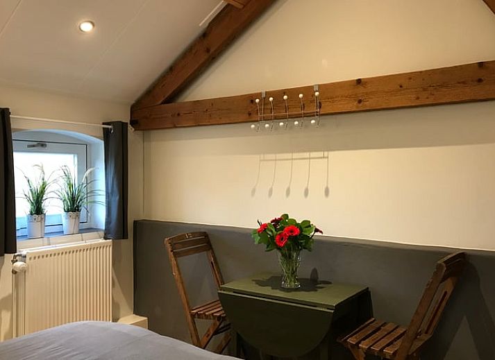 Knusse slaapkamer in Huisje in Baarle-Nassau, vakantiewoning in Kempen, met uitzicht op de tuin.