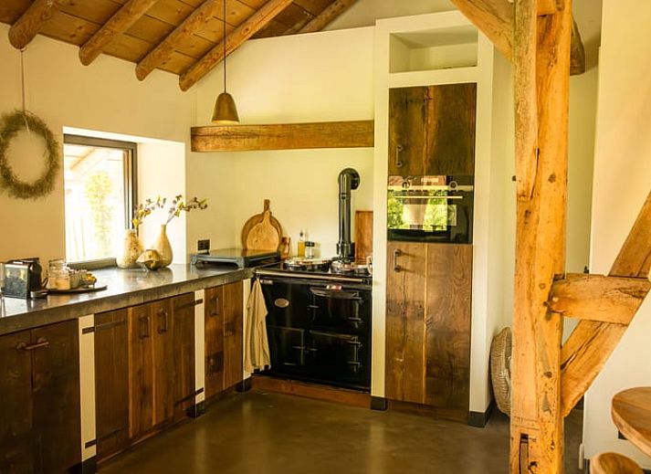 Ingang van Vakantiehuis in Baarle-Nassau met grindpad en bloeiende lavendel in de Kempen.