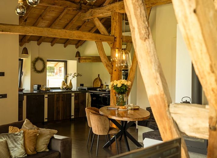 Ingang van Vakantiehuis in Baarle-Nassau met grindpad en bloeiende lavendel in de Kempen.