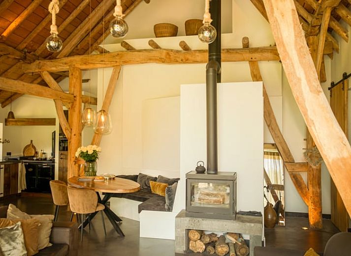 Ingang van Vakantiehuis in Baarle-Nassau met grindpad en bloeiende lavendel in de Kempen.