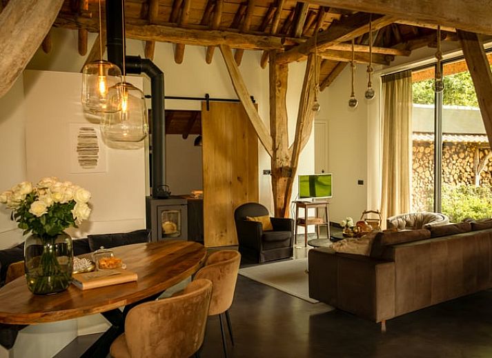 Ingang van Vakantiehuis in Baarle-Nassau met grindpad en bloeiende lavendel in de Kempen.