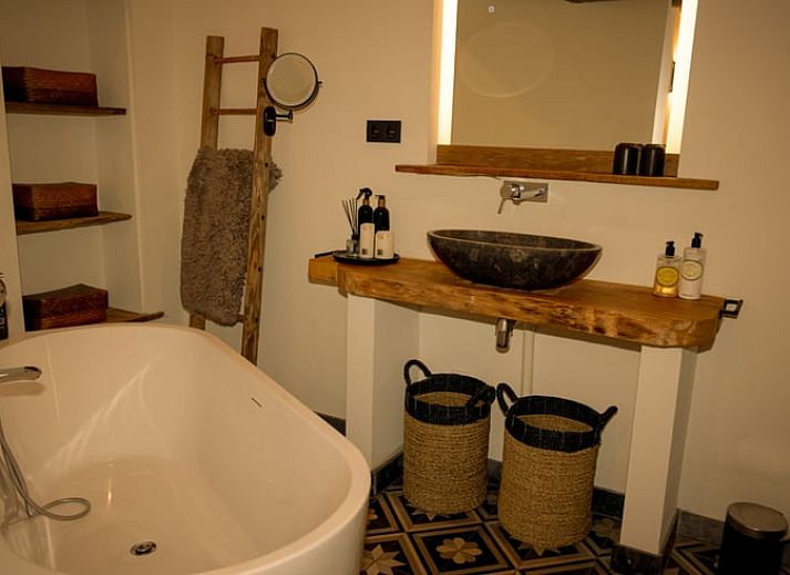 Veranda van Vakantiehuis in Baarle-Nassau met uitzicht op groene tuin en bomen in Noord Brabant.