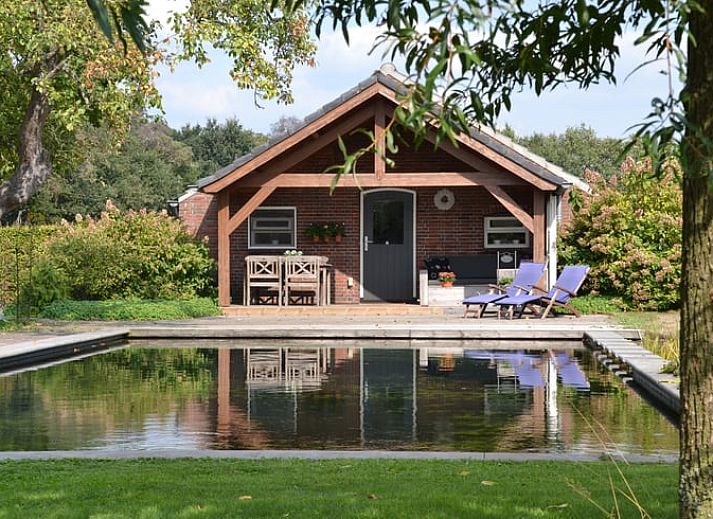 Ferienhaus in Baarle Nassau mit Terrasse und Teich, gelegen in der gruenen Umgebung von Kempen, Nordbrabant.