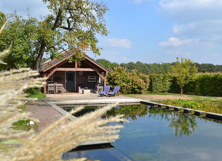 Innenbereich des Ferienhauses in Baarle Nassau mit Holzbalken, gelegen in Kempen, Nordbrabant.
