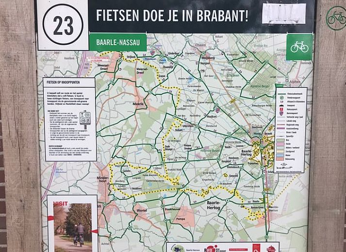 Innenbereich des Ferienhauses in Baarle Nassau mit Holzbalken, gelegen in Kempen, Nordbrabant.