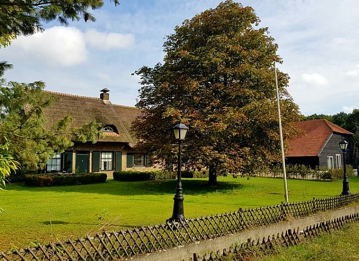Geniet van de zonsondergang bij Vakantiehuis in Baarle-Nassau, gelegen aan een rustige vijver in de Kempen, Noord Brabant.