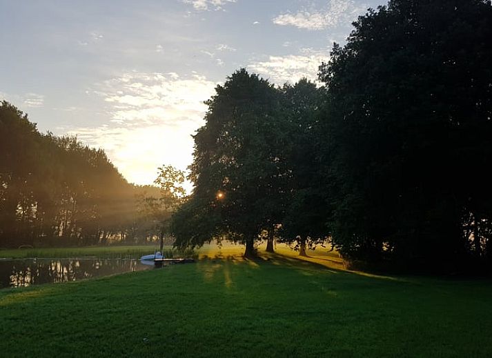 Geniet van de zonsondergang bij Vakantiehuis in Baarle-Nassau, gelegen aan een rustige vijver in de Kempen, Noord Brabant.