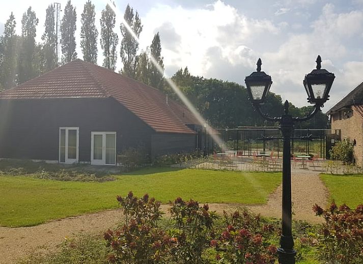 Geniet van de zonsondergang bij Vakantiehuis in Baarle-Nassau, gelegen aan een rustige vijver in de Kempen, Noord Brabant.