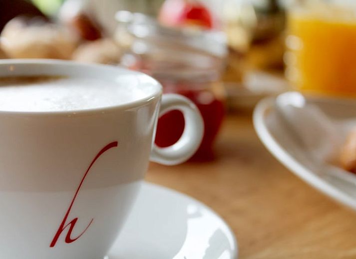 Sunset at vacation home in Baarle-Nassau overlooking a serene pond and green surroundings.