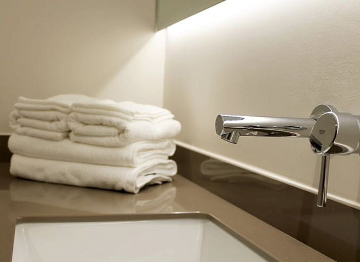 Geniessen Sie einen Sonnenuntergang am Teich im Cottage in Baarle-Nassau, Ferienhaus in Kempen.