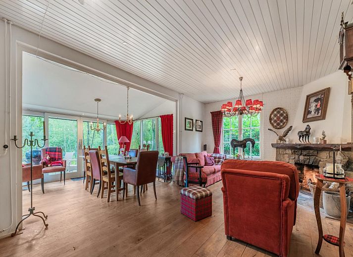 Gezellige woonkamer met open haard in Mc Ghil vakantiehuis, Baarle-Nassau, Noord Brabant.