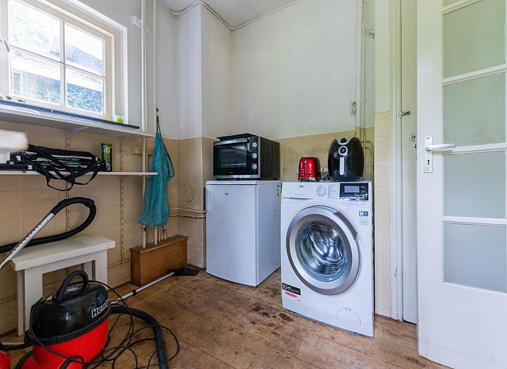 Gezellige woonkamer met open haard in Mc Ghil vakantiehuis, Baarle-Nassau, Noord Brabant.