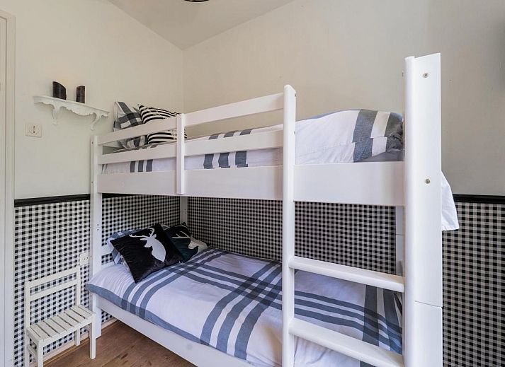 Sfeervolle woonkamer met open haard in Mc Ghil vakantieaccommodatie, Baarle-Nassau.