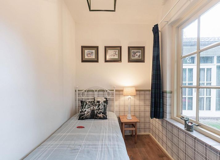 Sfeervolle woonkamer met open haard in Mc Ghil vakantieaccommodatie, Baarle-Nassau.