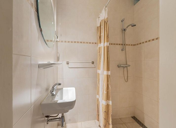 Sfeervolle woonkamer met open haard in Mc Ghil vakantieaccommodatie, Baarle-Nassau.