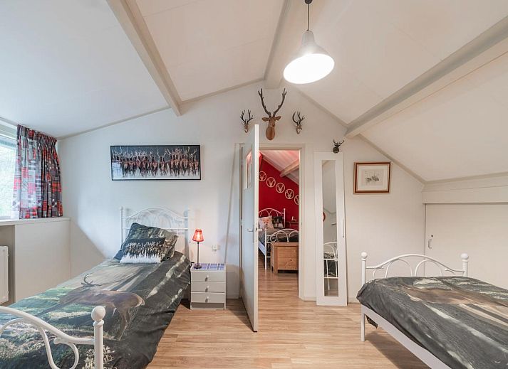 Sfeervolle woonkamer met open haard in Mc Ghil vakantieaccommodatie, Baarle-Nassau.