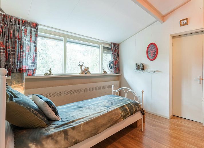 Lichte eetkamer in Mc Ghil vakantiehuis, Baarle-Nassau, met uitzicht op de tuin.