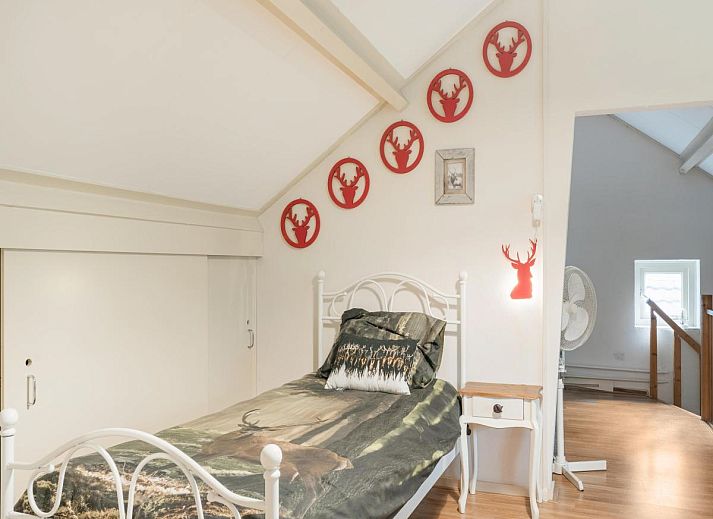 Lichte eetkamer in Mc Ghil vakantiehuis, Baarle-Nassau, met uitzicht op de tuin.