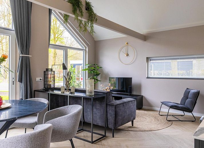 Terrasse mit Wein in Ecovilla Waterzicht, Ferienhaus in Oirschot, umgeben von Natur in Kempen, Nordbrabant.