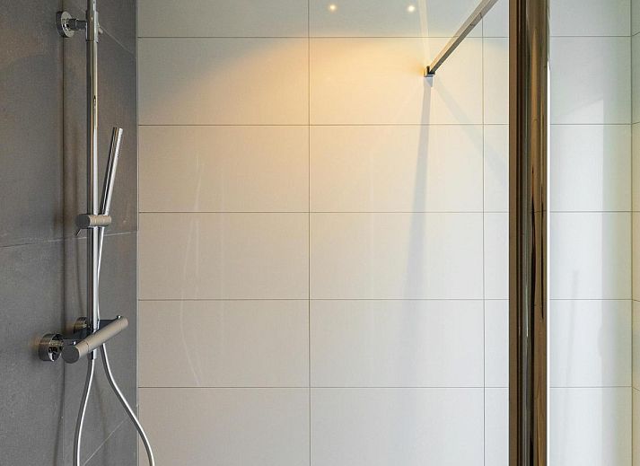 Terrasse mit Wein in Ecovilla Waterzicht, Ferienhaus in Oirschot, umgeben von Natur in Kempen, Nordbrabant.