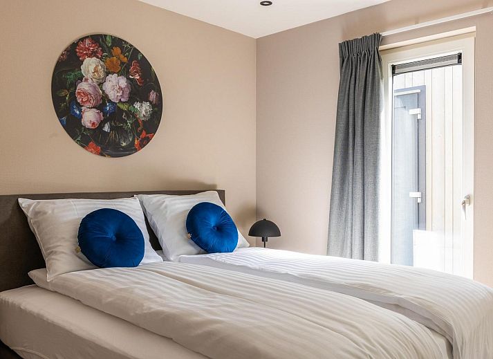 Modernes Wohnzimmer in Ecovilla Waterzicht, Ferienhaus in Oirschot, mit Blick auf den Garten in Kempen, Nordbrabant.