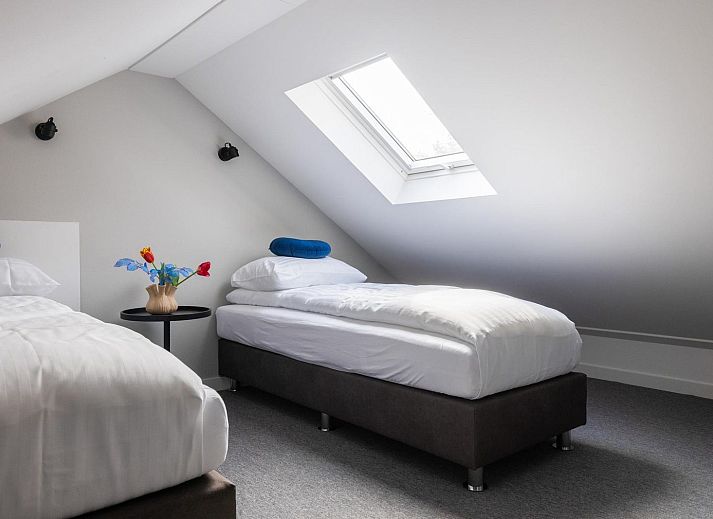 Modernes Wohnzimmer in Ecovilla Waterzicht, Ferienhaus in Oirschot, mit Blick auf den Garten in Kempen, Nordbrabant.