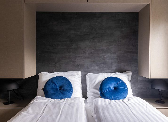 Modernes Wohnzimmer in Ecovilla Waterzicht, Ferienhaus in Oirschot, mit Blick auf den Garten in Kempen, Nordbrabant.