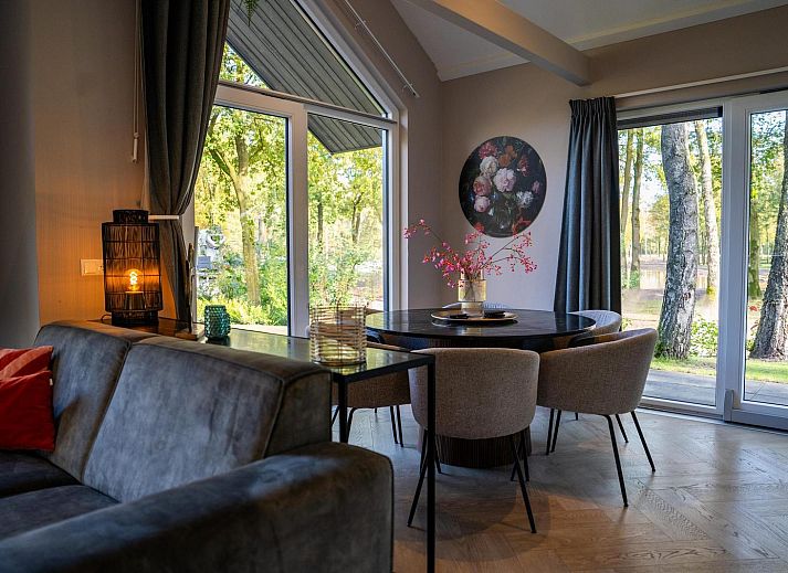 Stilvolle Kueche und Essbereich in Ecovilla Waterzicht, Ferienhaus Oirschot, Kempen, Nordbrabant.