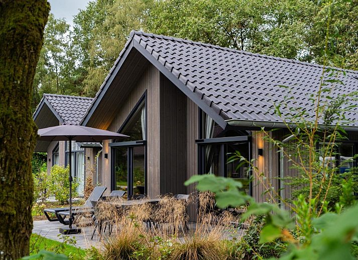 Ecovilla Waterzicht Wellness in Oirschot, vakantiehuis met terras en ligstoelen in de groene natuur van Kempen, Noord Brabant.