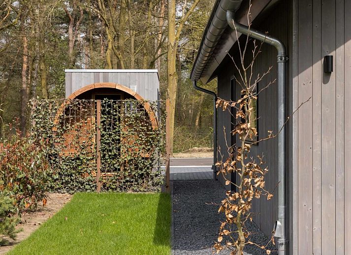 Ecovilla Waterzicht Wellness in Oirschot, vakantiehuis met terras en ligstoelen in de groene natuur van Kempen, Noord Brabant.