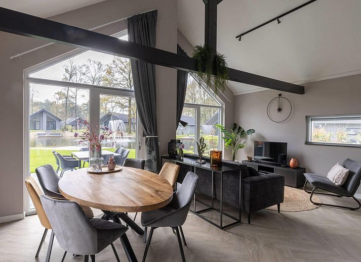 Ecovilla Waterzicht Wellness in Oirschot, vakantiehuis met terras en ligstoelen in de groene natuur van Kempen, Noord Brabant.