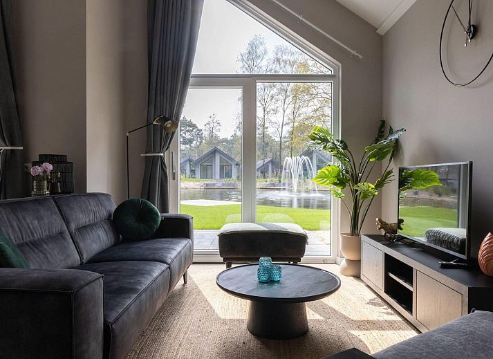 Vakantiehuis Ecovilla Waterzicht Wellness in Oirschot, omgeven door bomen, ideaal voor een ontspannen verblijf in Kempen, Noord Brabant.