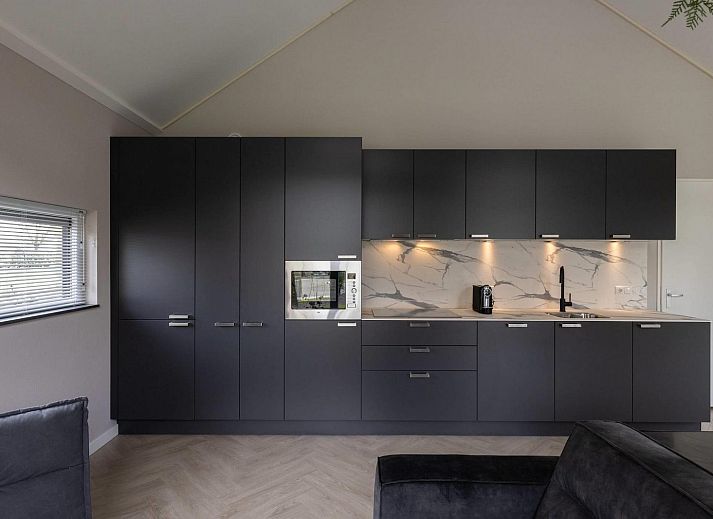 Vakantiehuis Ecovilla Waterzicht Wellness in Oirschot, omgeven door bomen, ideaal voor een ontspannen verblijf in Kempen, Noord Brabant.