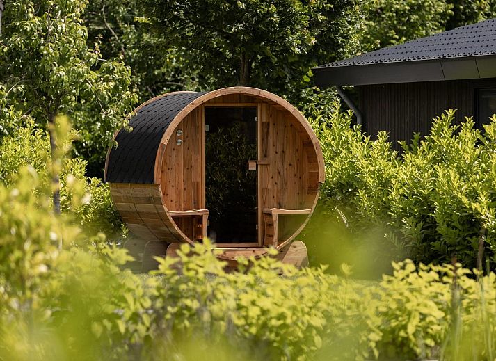 Binnenruimte van Ecovilla Waterzicht Wellness in Oirschot, gezellig ingericht voor een ontspannen vakantie in Kempen, Noord Brabant.