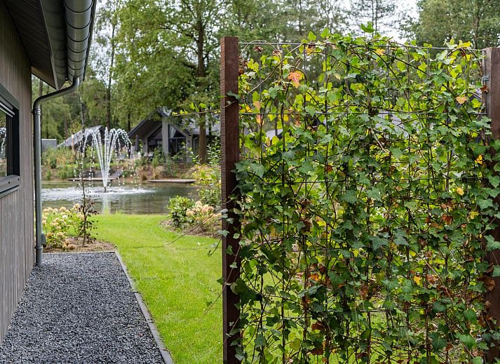 Binnenruimte van Ecovilla Waterzicht Wellness in Oirschot, gezellig ingericht voor een ontspannen vakantie in Kempen, Noord Brabant.