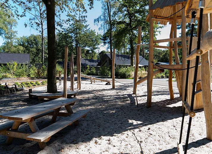 Eetkamer van Ecovilla Waterzicht Wellness in Oirschot, met uitzicht op de natuur, ideaal voor een vakantie in Kempen, Noord Brabant.