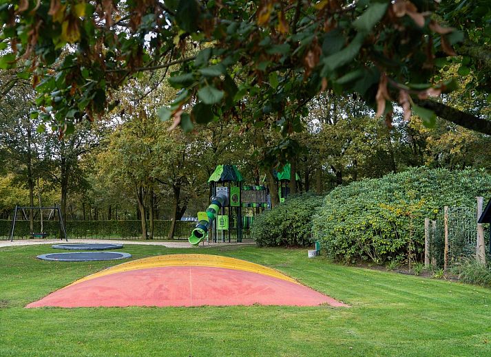 Eetkamer van Ecovilla Waterzicht Wellness in Oirschot, met uitzicht op de natuur, ideaal voor een vakantie in Kempen, Noord Brabant.