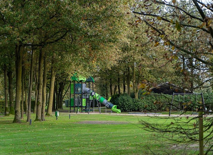Eetkamer van Ecovilla Waterzicht Wellness in Oirschot, met uitzicht op de natuur, ideaal voor een vakantie in Kempen, Noord Brabant.