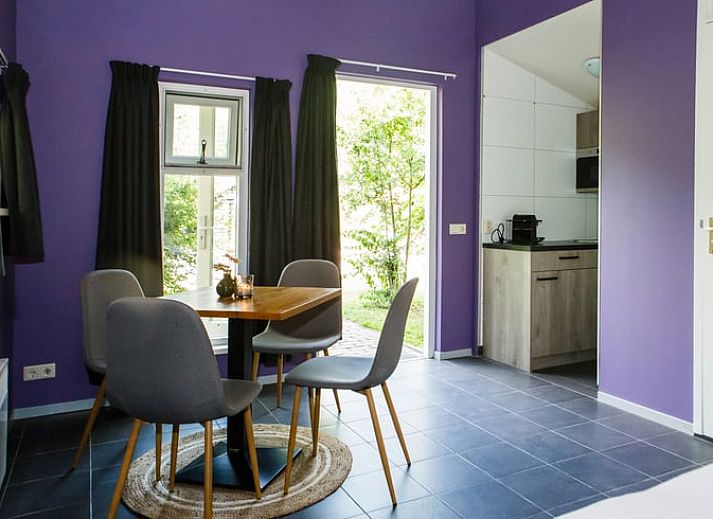 Geniessen Sie die Ruhe auf der Terrasse des Ferienhauses in Oirschot, das in der gruenen Umgebung von Kempen in Nordbrabant liegt.