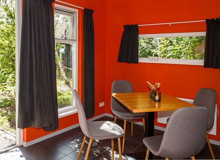 Geniessen Sie die Ruhe auf der Terrasse des Ferienhauses in Oirschot, das in der gruenen Umgebung von Kempen in Nordbrabant liegt.