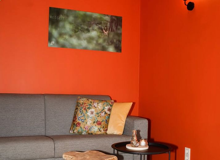Komfortables Schlafzimmer im Ferienhaus in Oirschot, gelegen in der laendlichen Region Kempen in Nordbrabant, mit Blick auf die gruene Natur.