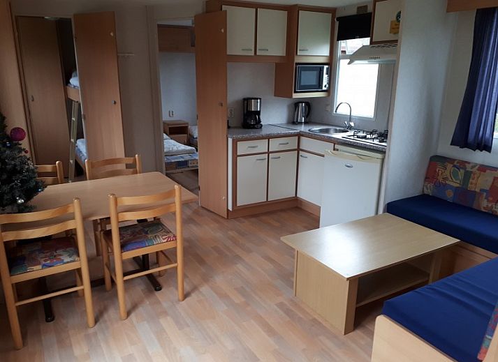 Chalet Beach Home in Eindhoven met zonnig terras en tuin, perfect voor ontspanning in de Kempen, Noord Brabant.